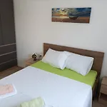 Spacious 2-bedroom With Terrace Sea View شقة