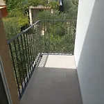 Spacious 2-bedroom With Terrace Sea View شقة *