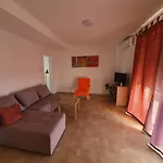 Spacious 2-bedroom With Terrace Sea View زابوريتش