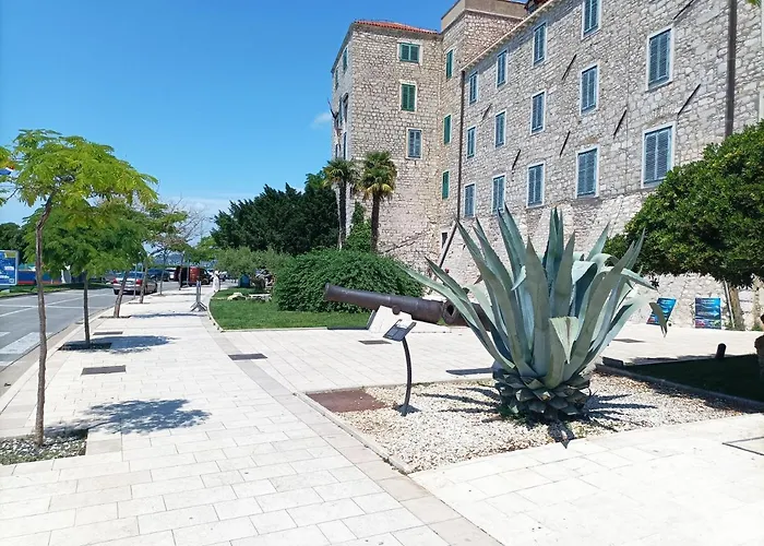 Spacious 2-bedroom With Terrace Sea View Apartment *