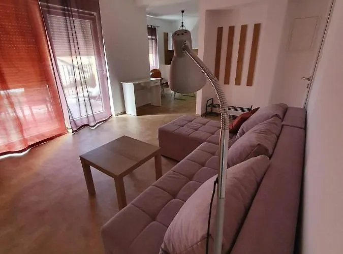 Spacious 2-bedroom With Terrace Sea View *