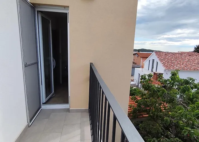 Spacious 2-bedroom With Terrace Sea View